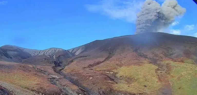 Autoridades llaman a la calma y reiteran monitoreo permanente del volcán Puracé en alerta naranja